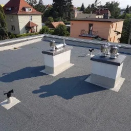 Dach płaski zamknięty, czarny, papowy z dwusekwencyjnym hydro 2 x papa + thermo EPS + żywica ALSAN PMMA