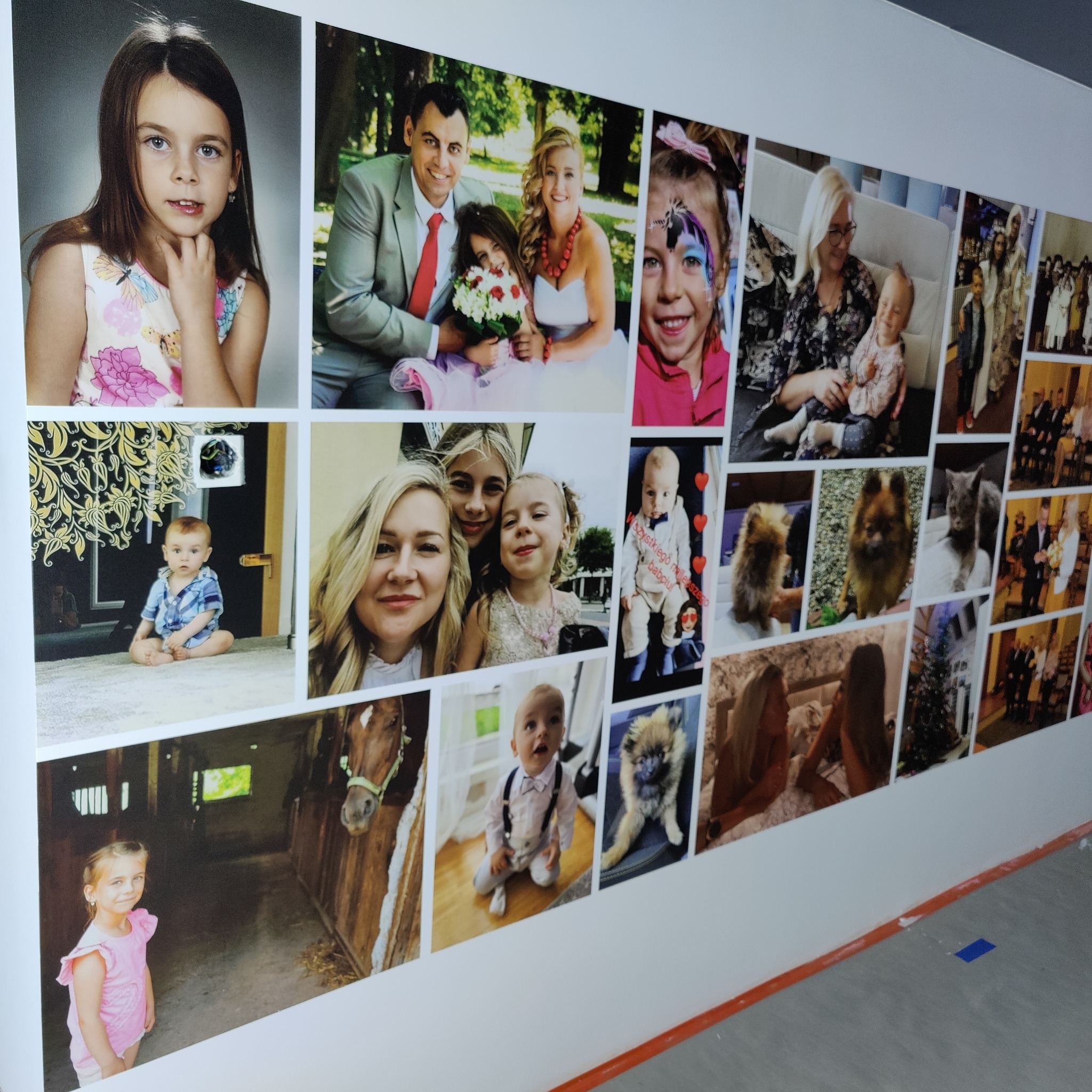 Kolaż zdjęć portretowych i okolicznościowych, wykonanych przez fotografa w Krakowie, prezentowany na białej ścianie.