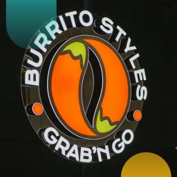 Projekt logo restauracji - na zdjęciu jako świecący kaseton