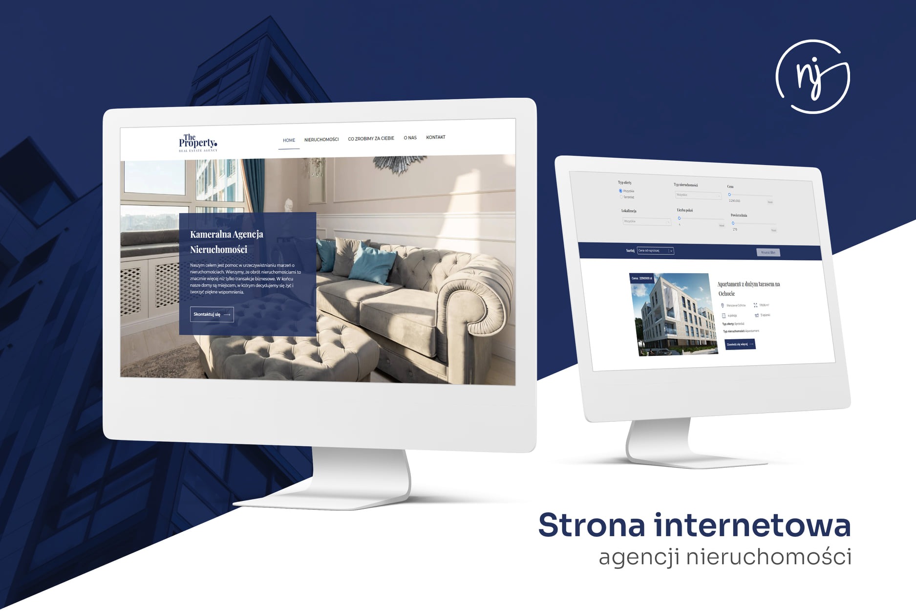 Dwa monitory wyświetlające stronę internetową agencji nieruchomości z eleganckim wnętrzem i ofertami apartamentów, na tle abstrakcyjnej grafiki w odcieniach granatu.