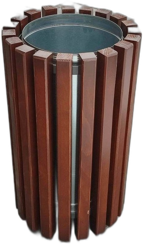 Kosz na śmieci z drewnianymi listwami w kolorze ciemnego brązu i metalowym wkładem, przeznaczony do użytku zewnętrznego.