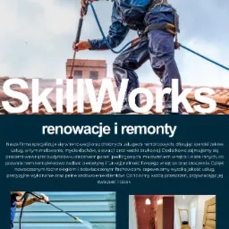 Pracownik w kasku i uprzęży myje dach z czerwonej dachówki za pomocą myjki ciśnieniowej, w tle widoczny budynek z cegły.