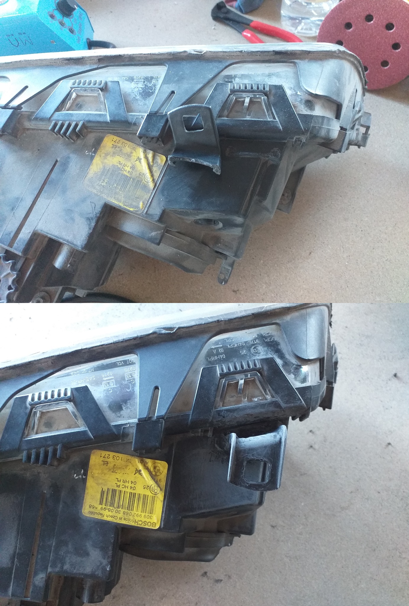 Dwa ujęcia reflektora samochodowego przed naprawą, widoczne zarysowania i zabrudzenia na plastikowej obudowie, żółta naklejka z kodami i oznaczeniami producenta.