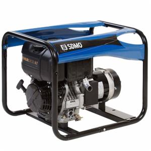 Agregat prądotwórczy SDMO PERFORM 3000 w niebiesko-czarnej obudowie z metalową ramą ochronną, widok z boku, dobrze oświetlony.