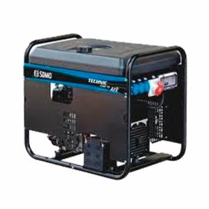 Agregat prądotwórczy SDMO Technic 7500 w czarno-niebieskiej obudowie z czarną ramą ochronną, widoczne gniazda elektryczne i akumulator, na białym tle.