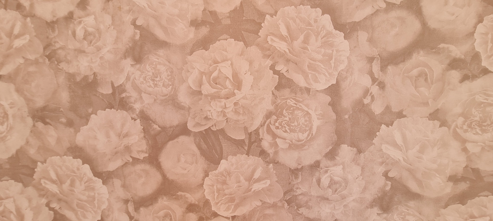 Tapeta w odcieniach beżu z motywem kwiatów róż, o delikatnej fakturze i subtelnym wzorze.