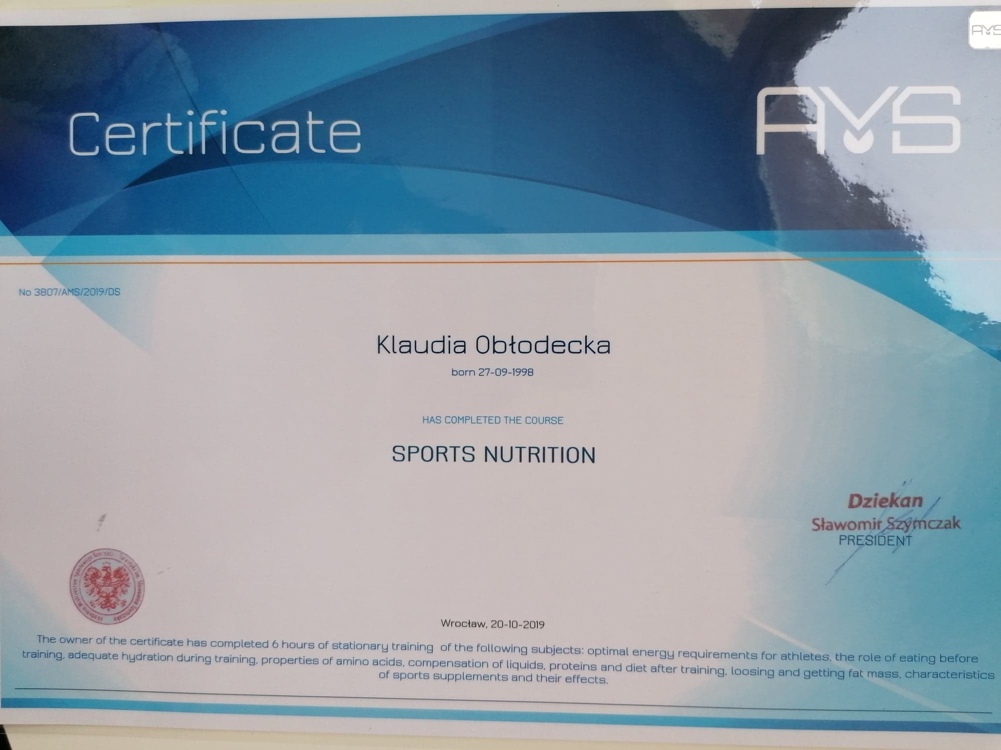 Certyfikat ukończenia kursu z zakresu żywienia sportowego dla Klaudii Obłodeckiej, wydany we Wrocławiu 20.10.2019, z podpisem Dziekana Sławomira Szymczaka.