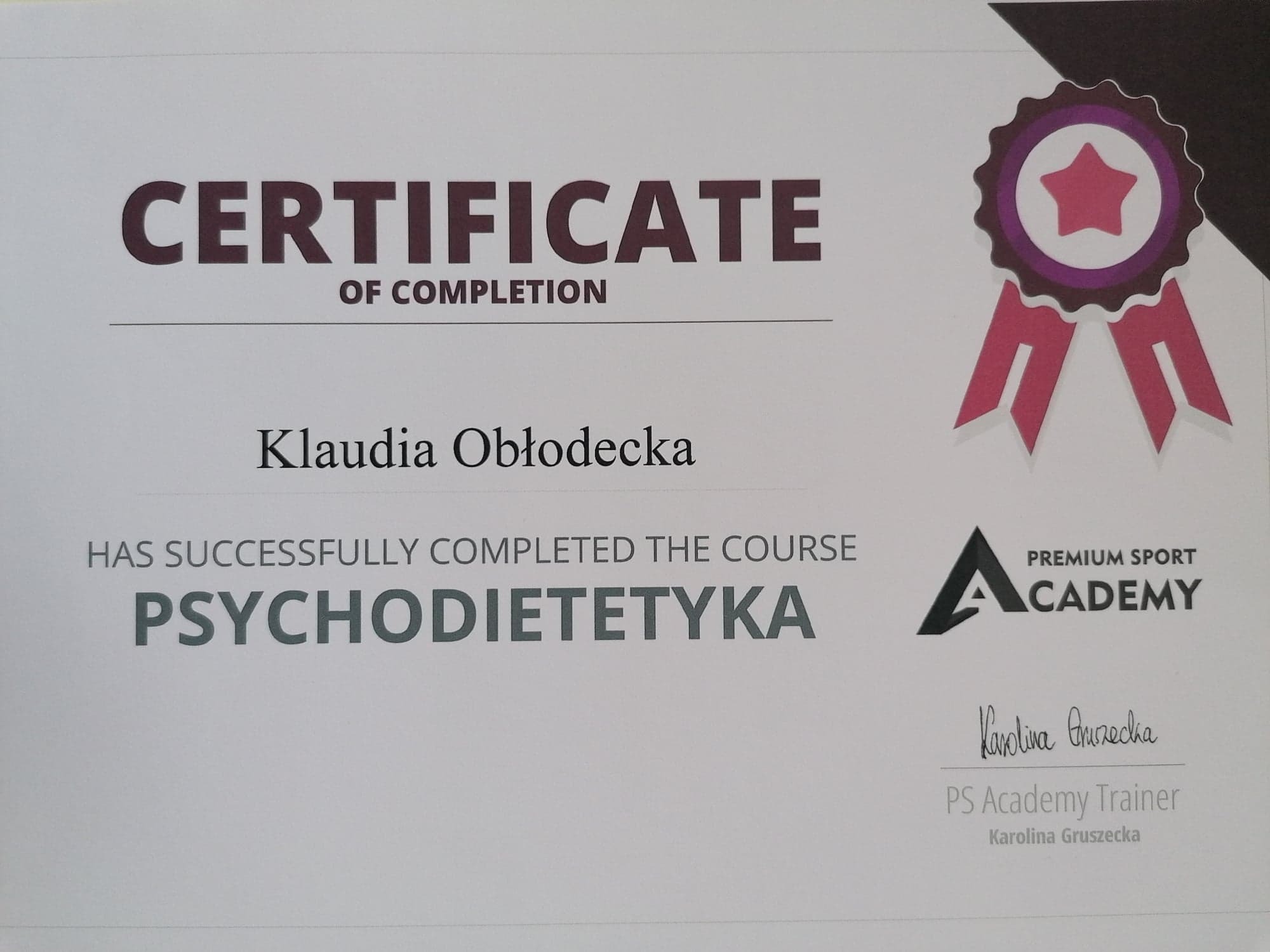 Certyfikat ukończenia kursu psychodietetyki przez Klaudię Obłodecką, wydany przez Premium Sport Academy, z podpisem Karoliny Gruszeckiej.