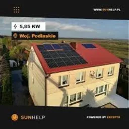 Dom jednorodzinny z czerwoną dachówką i zamontowaną instalacją fotowoltaiczną o mocy 5,85 kW w województwie podlaskim, widok z góry, z logo firmy Sunhelp w dolnym lewym rogu.