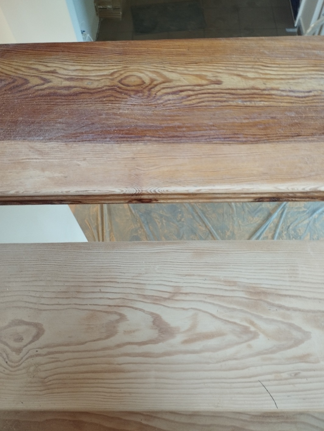 Dwa drewniane blaty: górny po bejcowaniu, dolny surowy, widoczne słoje i faktura drewna.