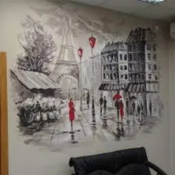 Ręcznie malowana na ścianie scena z Paryża z wieżą Eiffla i spacerującymi postaciami, dominują odcienie szarości z akcentem czerwieni na parasolach i płaszczu kobiety.