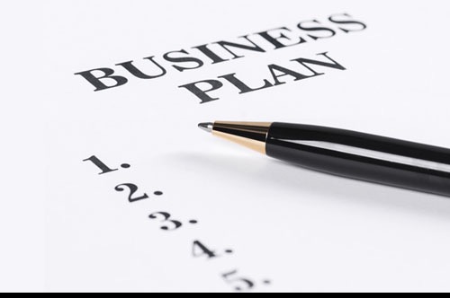 Dokument z nagłówkiem i numerowaną listą punktów, leżący obok czarnego długopisu z elementami w kolorze złotym.