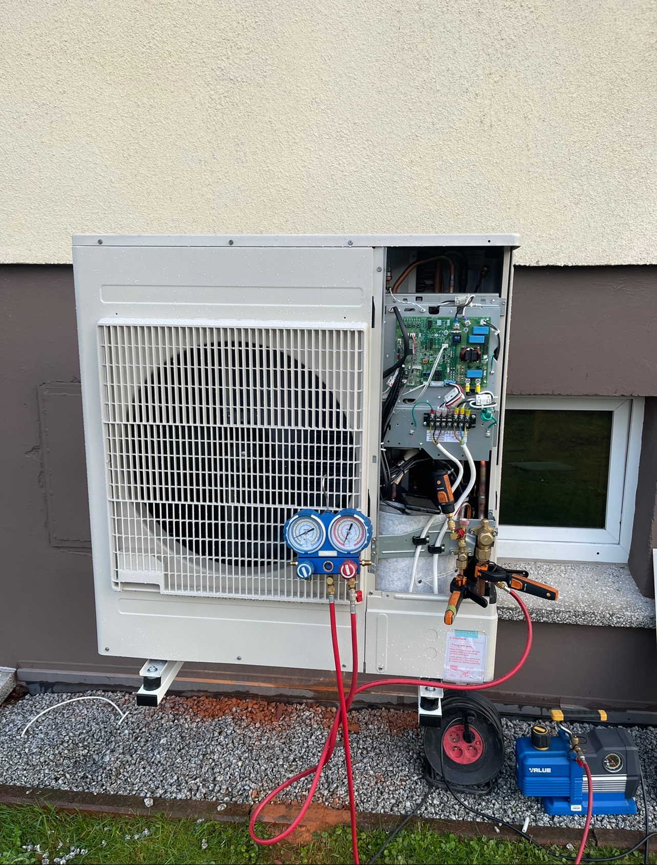 Montaż Pomp Ciepla. Posiadamy doświadczenie oraz wymagane uprawnienia z UDT i URE.