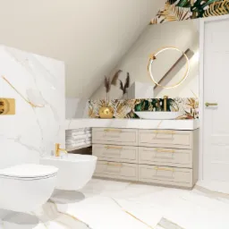 Wizualizacja łazienki na poddaszu z marmurowymi płytkami, białymi sanitariatami i szafką z beżowymi frontami oraz złotymi uchwytami, wzorzysta tapeta w tropikalne liście, okrągłe lustro...
