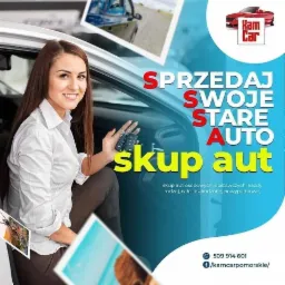 Uśmiechnięta kobieta wychodząca z samochodu, trzymająca kluczyki, na tle reklamy skupu aut ze zdjęciami samochodów i logotypem firmy.