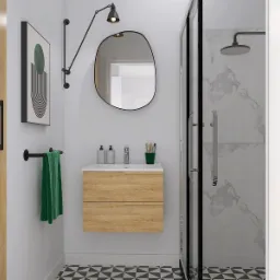 Nowoczesna łazienka z drewnianą szafką pod umywalką, asymetrycznym lustrem i kabiną prysznicową z marmurowym wykończeniem, oświetlona regulowaną lampą ścienną.