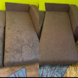 Porównanie stanu sofy przed i po czyszczeniu: po lewej widoczne zabrudzenia, po prawej czysta tapicerka w odcieniu brązu na tle jasnozielonej ściany.