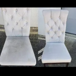 Dwa krzesła tapicerowane w odcieniach szarości zestawione przed i po czyszczeniu: po lewej stronie widoczne zabrudzenia na siedzisku, po prawej krzesło po czyszczeniu z widoczną czystą tapicerką.