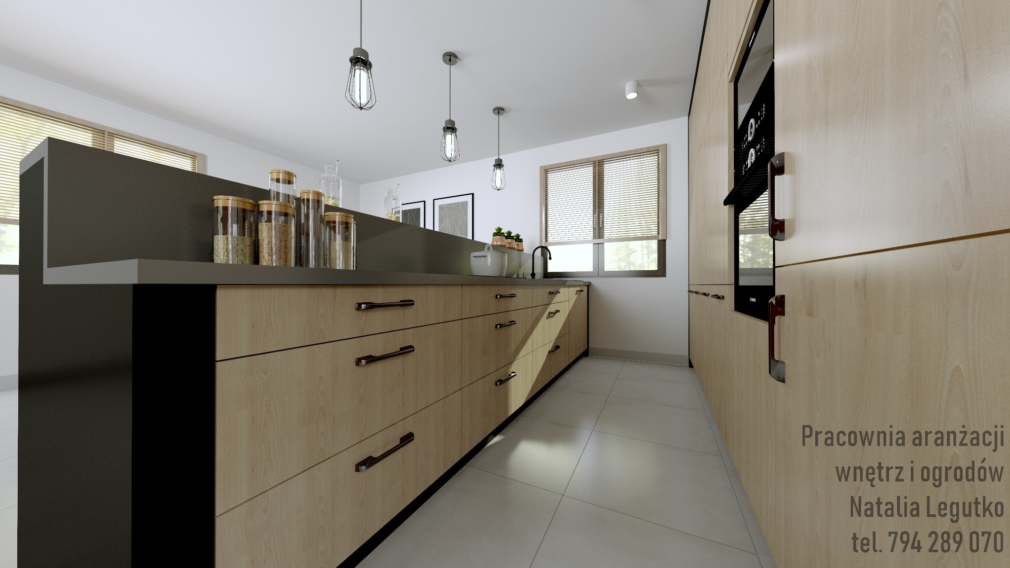 Nowoczesna kuchnia z jasnymi drewnianymi szafkami, czarnym blatem i wiszącymi lampami w stylu industrialnym, z widocznymi szklanymi pojemnikami na przyprawy i zioła.