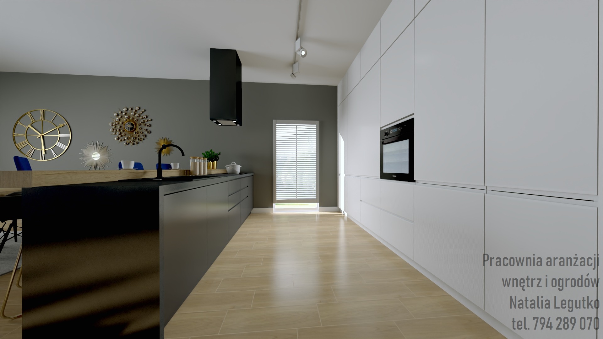 Nowoczesna kuchnia z szarymi szafkami, czarnym blatem i białymi szafkami wiszącymi, złote dekoracje na ścianie, jasna podłoga drewnopodobna