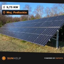 Panel słoneczny o mocy 9,75 KW na tle drzew w Województwie Podlaskim, zamontowany na metalowej konstrukcji.