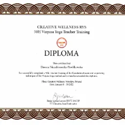 Skan dyplomu ukończenia 50-godzinnego kursu nauczycielskiego Vinyasa, wydanego przez Creative Wellness RYS dla Doroty Niezabitowskiej-Pawlikowskiej, z datą 8-30 stycznia 2022, podpisany przez Basie...