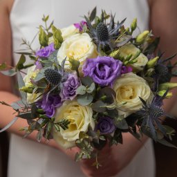 Detale dodatków takich jak bukiet ślubny mają znaczenie. Ślub w Urzędzie Stanu Cywilnego w Sulejówku. Fotograf