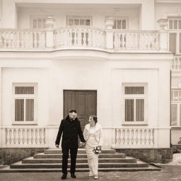 W tym roku zima dopisala ale nie ochlodzila dobrych nastrojów podczas ślubu w Urzędzie Stanu Cywilnego w Sulejówku. Fotograf
