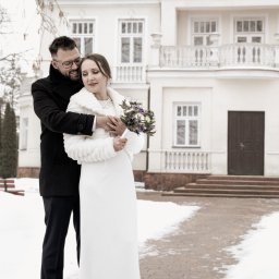 Zima utworzyla piękną scenerię do sesji ślubnej przy  Urzędzie Stanu Cywilnego w Sulejówku. Fotograf na wesele
