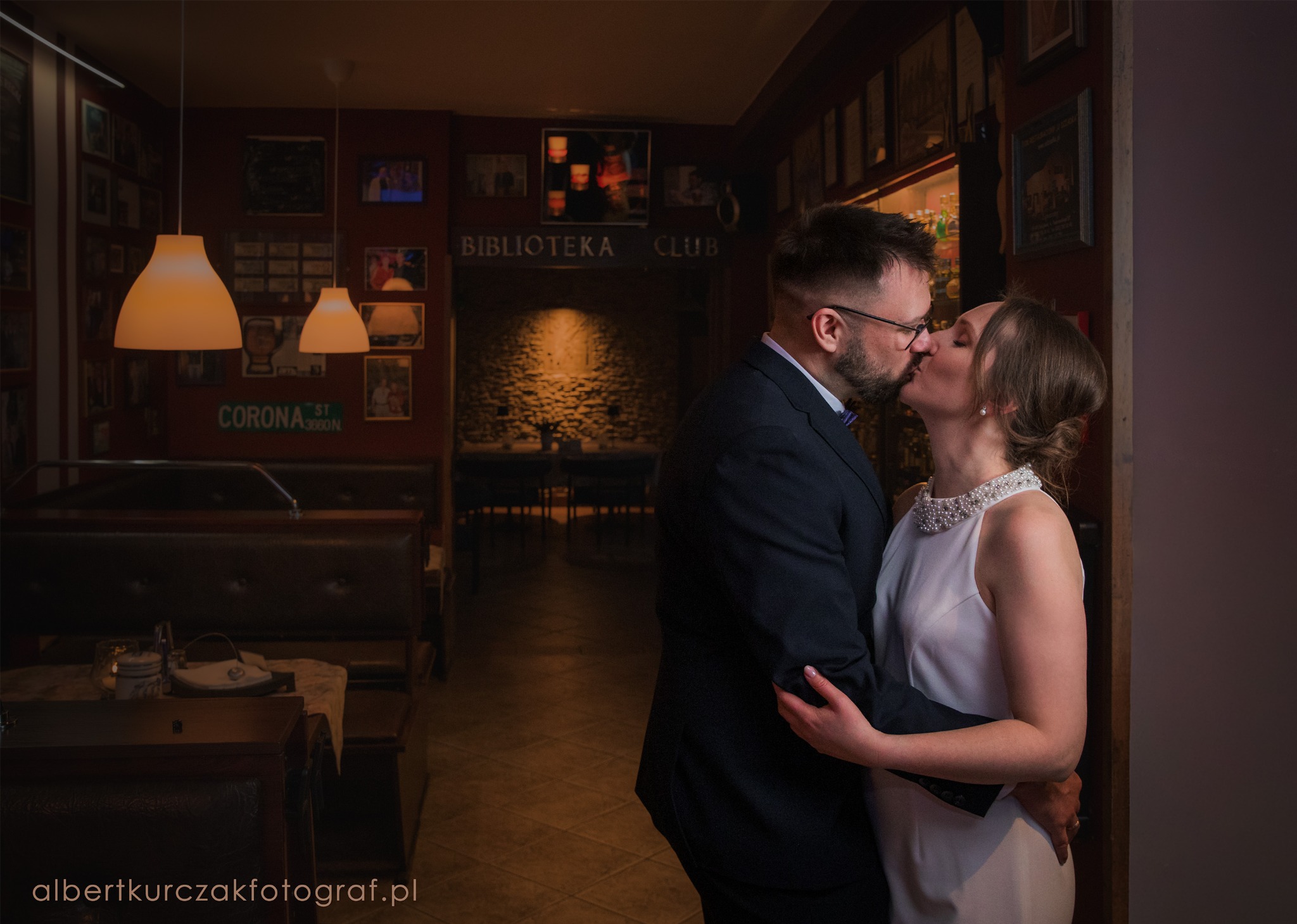 Romantyczny klimat w stylowych wnętrzach Restauracji u Dziadka w Sulejówku woj. mazowieckie. Sesja ślubna