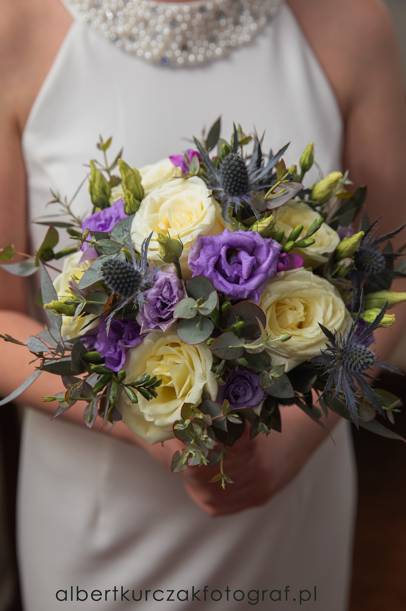 Detale dodatków takich jak bukiet ślubny mają znaczenie. Ślub w Urzędzie Stanu Cywilnego w Sulejówku. Fotograf