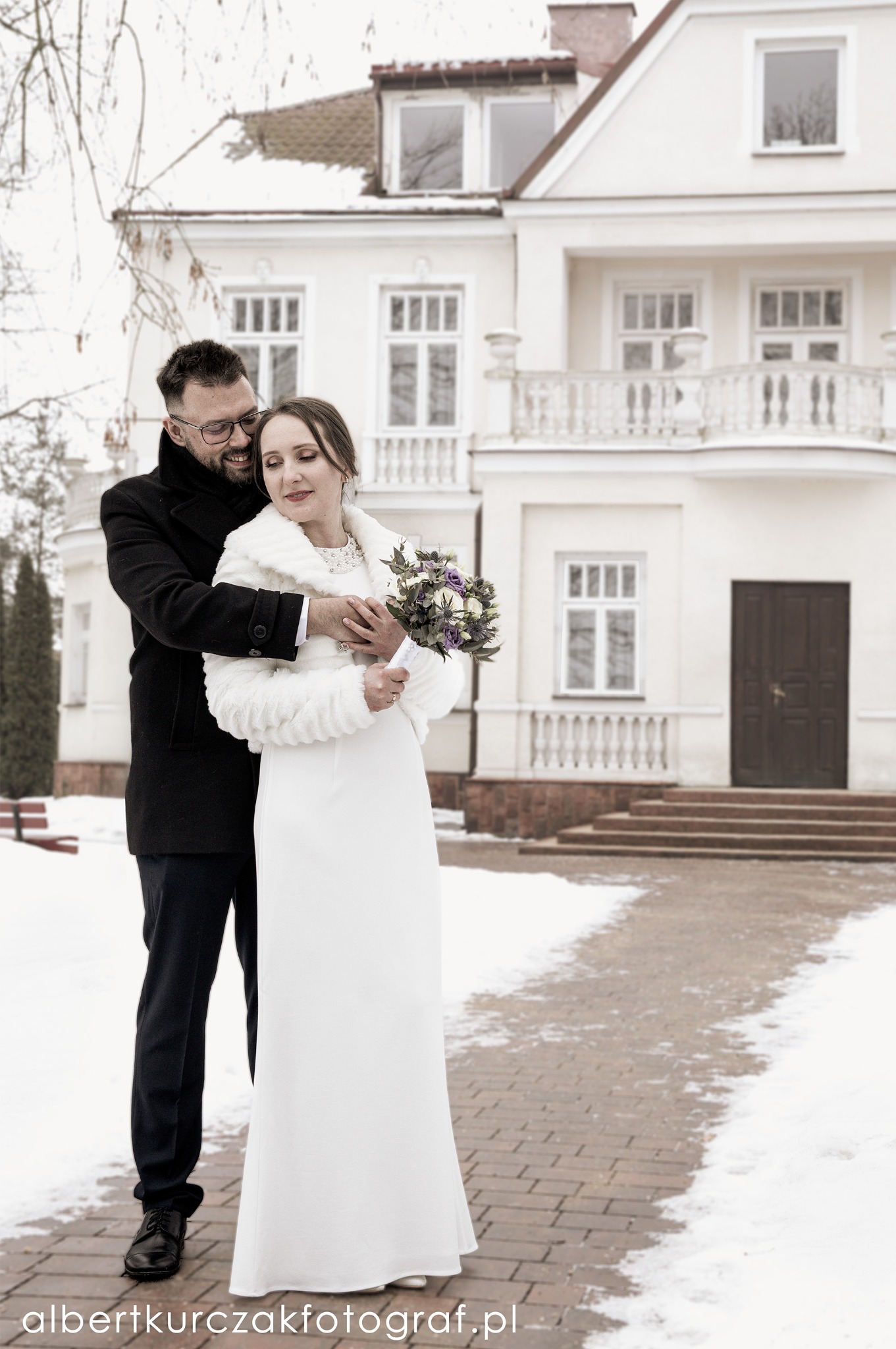 Zima utworzyla piękną scenerię do sesji ślubnej przy Urzędzie Stanu Cywilnego w Sulejówku. Fotograf na wesele