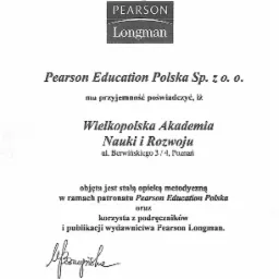 Skan dokumentu: Certyfikat Pearson Education Polska dla Wielkopolskiej Akademii Nauki i Rozwoju, potwierdzający objęcie patronatem metodycznym i korzystanie z podręczników Pearson Longman...