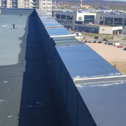 Obróbka blacharska ogniomurów blachą powlekaną na rąbek stojący