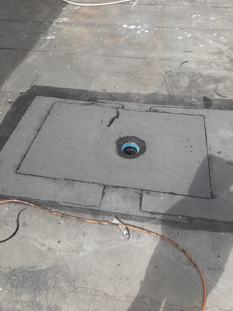 Wymiana cieknącego wpustu dachowego