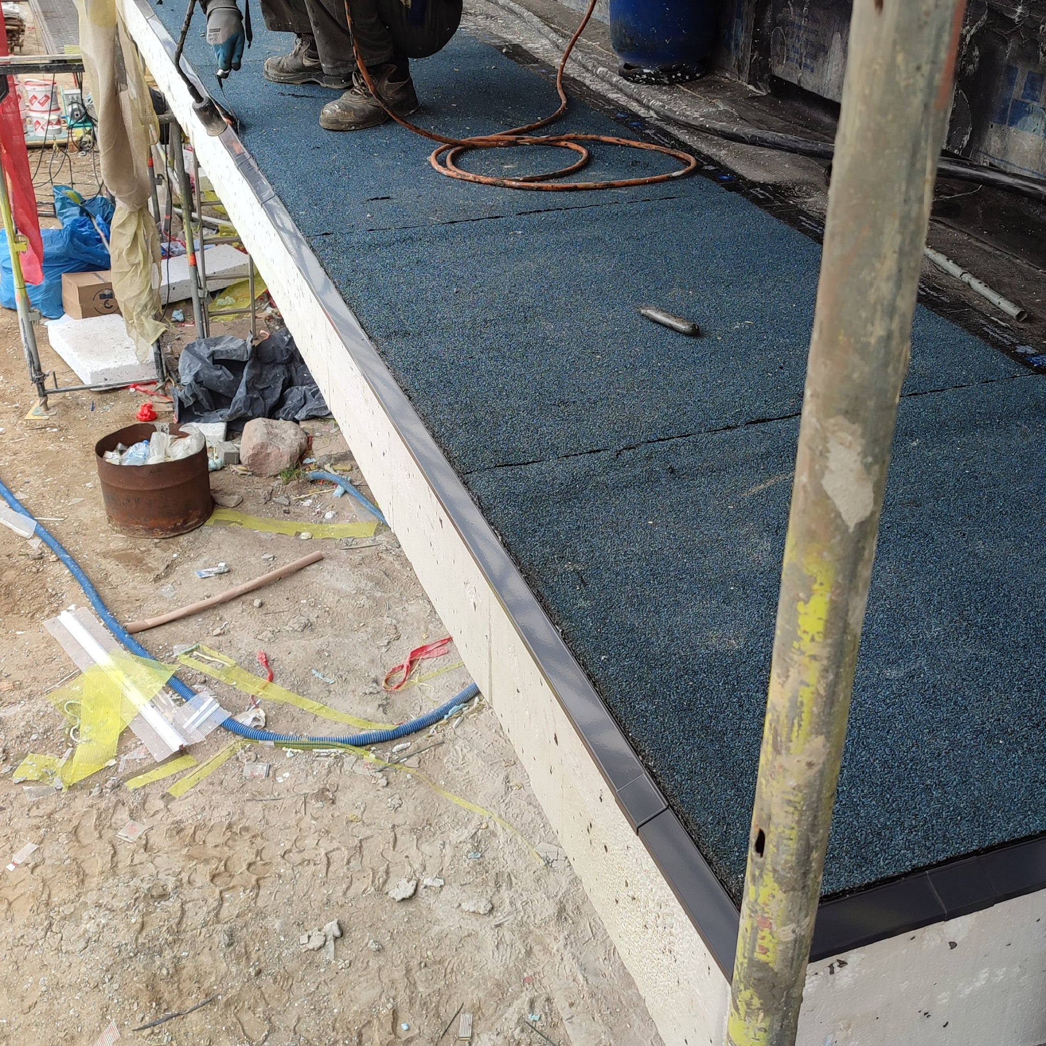 Docieplenie, izolacja i obróbka blacharska daszku nad wjazdem do hali garażowej