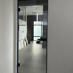 Drzwi szklane z aluminiowej ościeżnicej