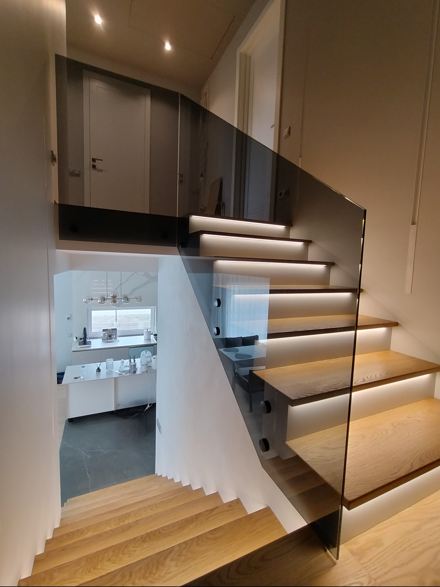 Balustrada szklana. Stara Wieś (Warszawa)