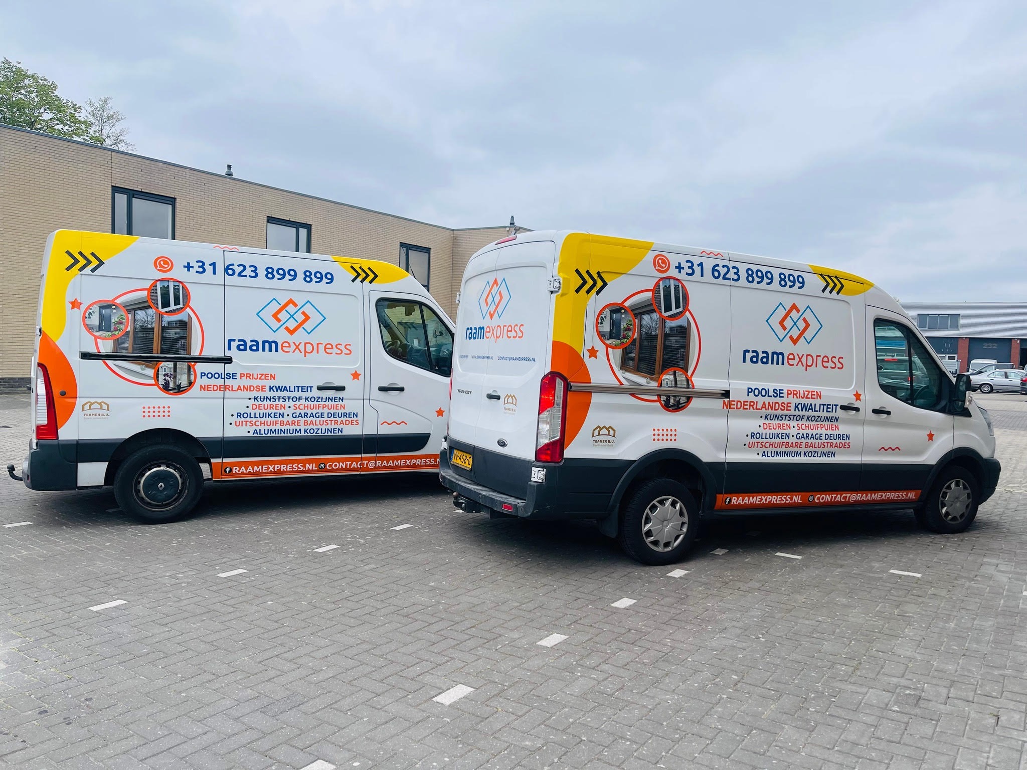 Dwa białe furgonetki firmy Raamexpress zaparkowane na brukowanym placu, z reklamami okien, drzwi i numerem telefonu na karoserii.