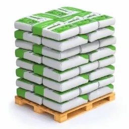 Ułożone na palecie worki z ekogroszkiem, białe z zielonym paskiem i logo, widoczne z bliska w jasnym oświetleniu.