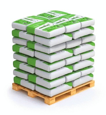 Ułożone na palecie worki z ekogroszkiem, białe z zielonym paskiem i logo, widoczne z bliska w jasnym oświetleniu.