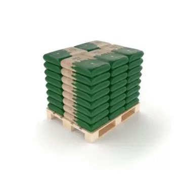 Paleta z ułożonymi w kostkę workami z pelletem sosnowym, widoczne zielone i beżowe worki, równo ułożone warstwy, jasne tło.