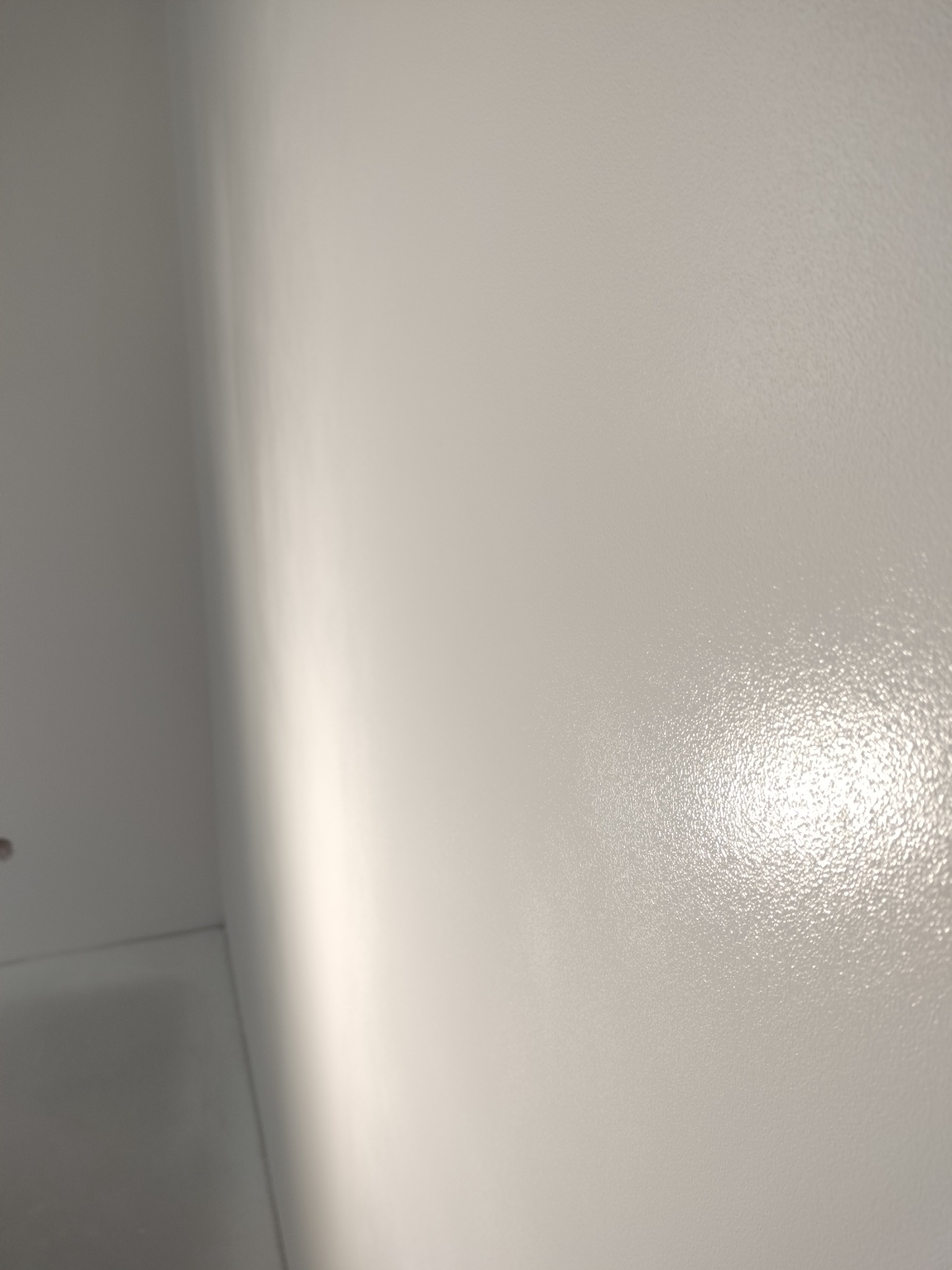 Świeżo pomalowany narożnik pokoju w Lipowicy, z widoczną fakturą gładzi i subtelnym połyskiem farby.