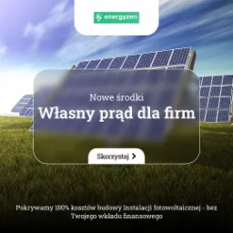 Układ paneli słonecznych na zielonym polu pod błękitnym niebem, z nałożonym logo firmy Energyzen i tekstem reklamowym o finansowaniu instalacji dla firm.