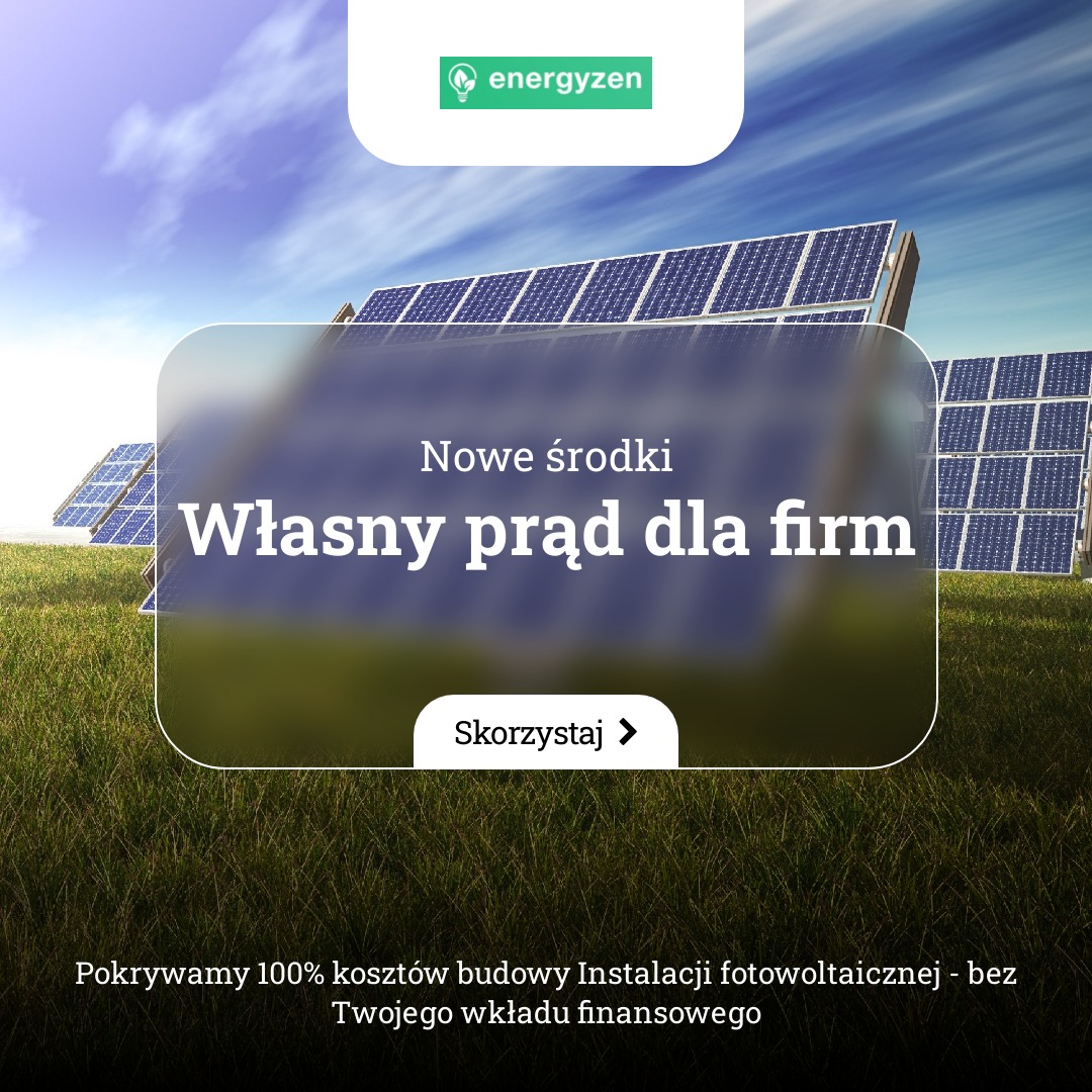 Układ paneli słonecznych na zielonym polu pod błękitnym niebem, z nałożonym logo firmy Energyzen i tekstem reklamowym o finansowaniu instalacji dla firm.
