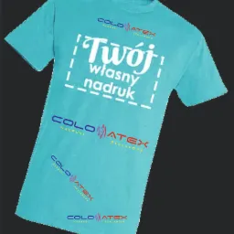 Jasnoniebieska koszulka z nadrukiem 'Tw&oacute;j własny nadruk' w obramowaniu oraz logotypami firmy na ciemnym tle.