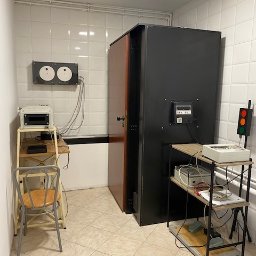 Pracownia psychologiczna mgr Małgorzata siwica - Kabinowe stanowisko badawcze z aparaturą psychologiczną: kabina, stoliki z urządzeniami, lampa sygnałowa. Pomieszczenie wyłożone kafelkami.