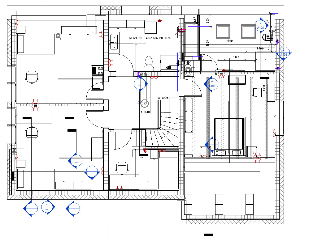 Rzut architektoniczny piętra domu z wymiarami, pokazujący rozmieszczenie pomieszczeń, mebli i instalacji, z oznaczeniami technicznymi i symbolami.