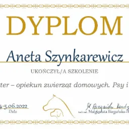 Dyplom ukończenia szkolenia dla petsittera, imię i nazwisko Aneta Szynkarewicz, data 4-5.06.2022, podpis Małgorzaty Biegańskiej-Hendryk, grafika przedstawiająca sylwetki psa i kota.