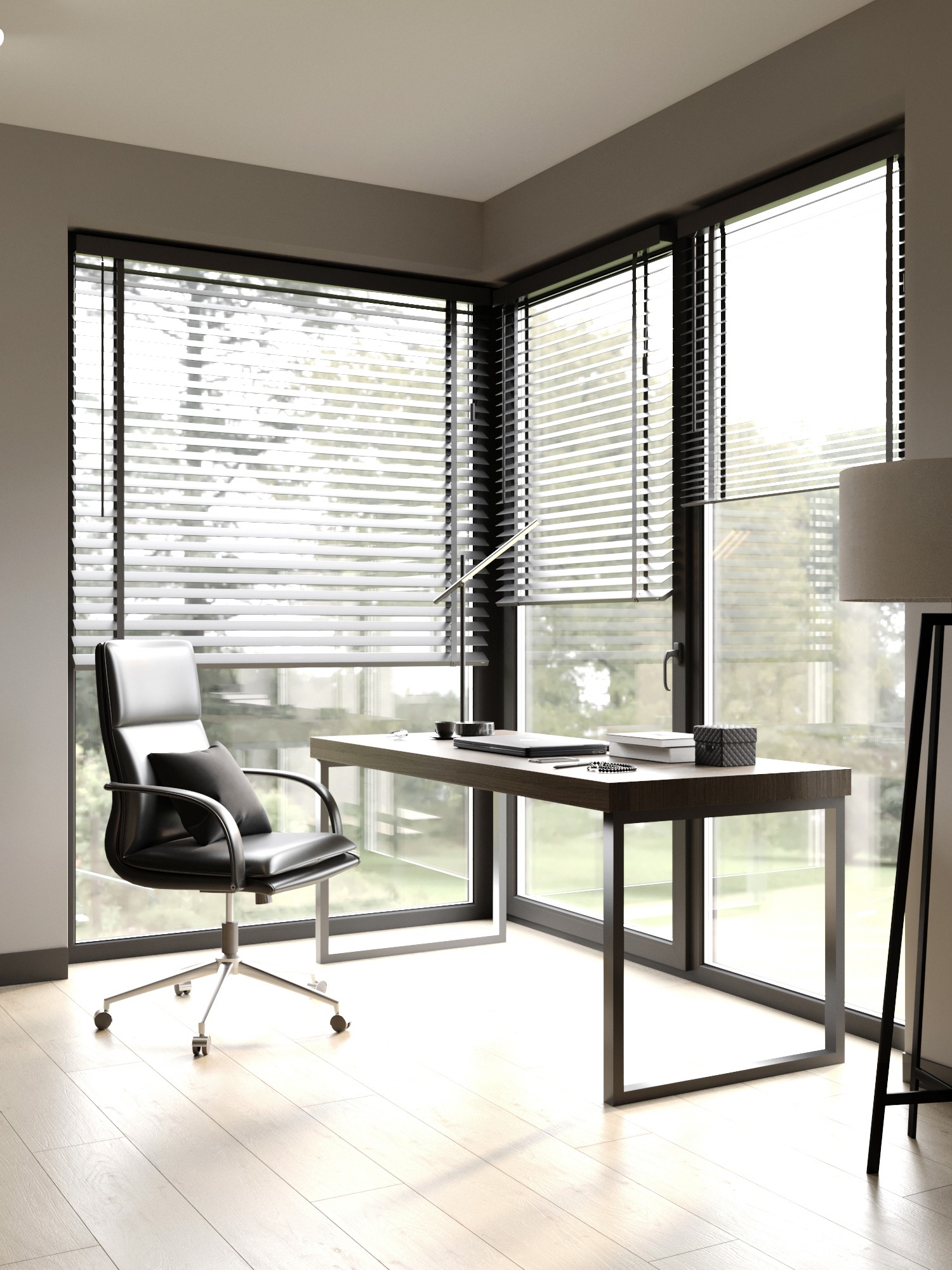 Nowoczesne biuro domowe z dużym oknem i żaluzjami, czarne skórzane krzesło biurowe, minimalistyczne biurko z laptopem i lampką, jasna drewniana podłoga.